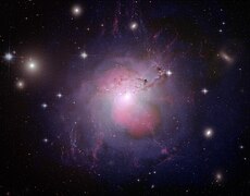 Cette image[26] de NGC 1275 est une composition réunissant des données captées en lumière visible (Hubble), en rayon X (Chandra) et en onde radio (VLA (NRAO)).