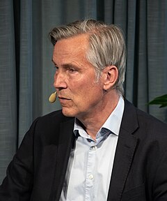 Pär Isaksson i Stadsbibliotekets aula under Stockholms bokhelg 2022 i samtal om sin bok Vår beredskap var god.