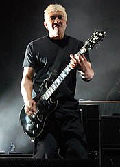 Pat Smear performing in 2008
