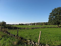 Précilhon, en plaine, au centre-est.