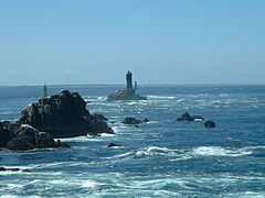 Le raz de Sein et le phare de la Vieille vus depuis la pointe du Raz.