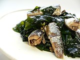 A Japanese dish with garlic, wakame, soy sauce, and "oil saldina"