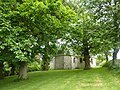 Poullan-sur-Mer : la chapelle Saint-They au milieu de son placître arboré.