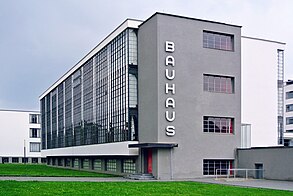 A imagem exibe a Escola de Arte Bauhaus, localizada em Dessau.