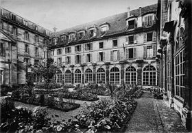 Préau du cloître de l'abbaye-aux-Bois vers 1905.