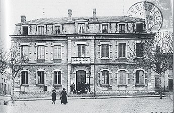 La façade de la nouvelle mairie commandée par le maire Napoléon Sublet, elle fut inaugurée en 1882.