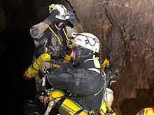 Espeleobuceadores pertrechados para una inmersión.