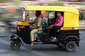 インドでタクシーとして利用されている三輪自動車