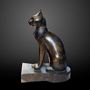 Statue de Bastet. Bronze et verre, H. 27,6 cm. R. de Psammétique Ier. Louvre