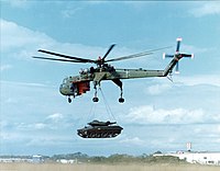 CH-54B membawa sebuah tank M551 Sheridan