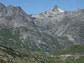 Vue panoramique du col (situé au bas de l'image) depuis la piste montant au refuge de l'Étendard.