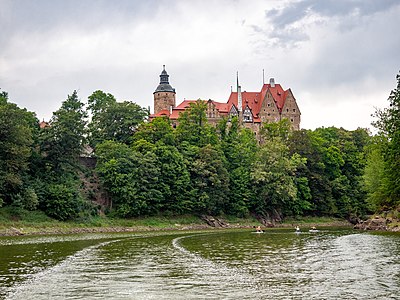 Вид замка со стороны реки Квисы