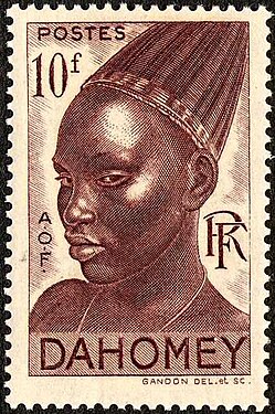 1940: марка работы Пьера Гандона. Надписи: «A. O. F. / R. F. / Dahomey» («Французская Западная Африка / Французская Республика / Дагомея»)