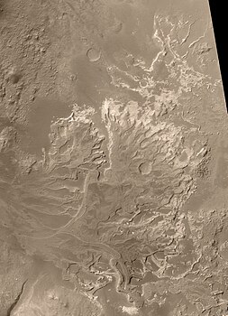 Delta argileux en relief inversé observé le 13 novembre 2003 par la MOC de MGS près du cratère Eberswalde par 24,3° S et 326,5° E[109].