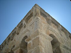 Los detalles de los corbeles muestran su estilo románico, aunque probablemente se construyeron en un período posterior.