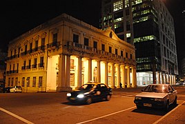 De noche en 2011. A la derecha, la Torre Ejecutiva