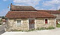 Vieux bâtiment agricole avec murs en moellons.