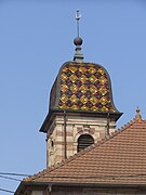 Zoom sur le clocher typiquement comtois de l'église.