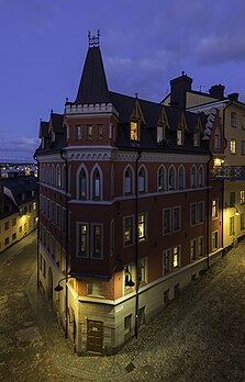 Immeuble d'habitation construit en 1888 à proximité de Mariatorget dans Södermalm, à Stockholm, vu du Mariahissen en français : « ascenseur Maria ». (définition réelle 3 361 × 5 242)