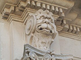 Un mascherone che decora il prospetto della chiesa madre di Licodia Eubea.