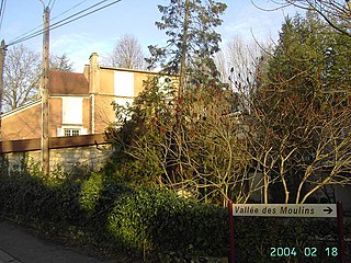 Entrée de la vallée des moulins avec le moulin de la Basse Roche au fond