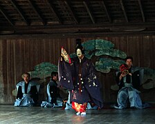 Cérémonie traditionnelle à en:Itsukushima Shrine