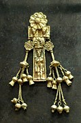 Pendentif à la femme nue et grenades. Électrum, H. 8 cm. Camiros, Rhodes, v. 650-600 Louvre