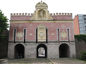 Façade (vue de l'extérieur de la ville)