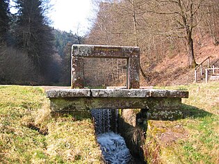 Wehr des Biedenbacher Woogs, beschriftet als Ritterstein