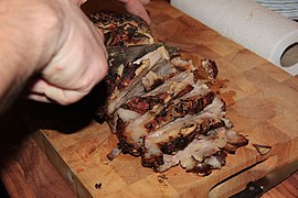 Planche à découper en bois debout.