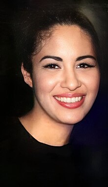Close up of Selena in 1995.