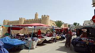 Souk et muraille du ribat.