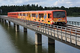 Rame de métro sur le pont de métro de Vuosaari.