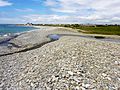 Marais communiquant avec la mer et interrompant légèrement la continuité du cordon de galets au niveau du Palud de Kerbouron.