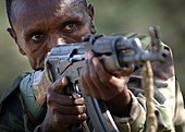 ‏חייל אתיופי מכוון AK-47