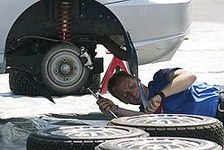 un auto mecanico trabajando en un auto de rally