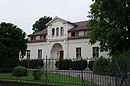 Villa Ritz mit Gartenanlage und Einfriedung