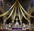 内装、ルイ 13 世とルイ 14 世のひざまずく像があるノートルダム大聖堂の主祭壇