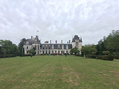 Château de Regnière-Écluse et le parc.