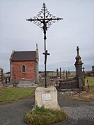 Cimetière avec une croix.