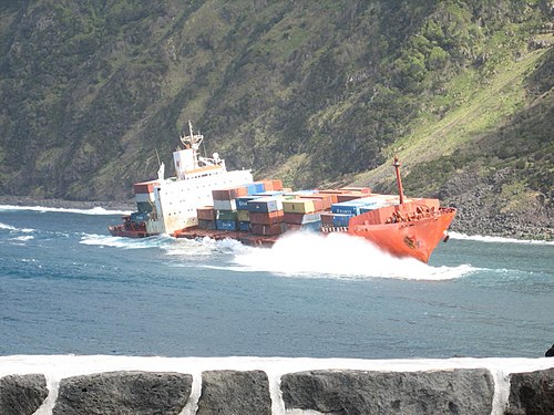 De gestrande CP Valour bij Faial.