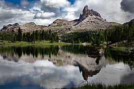 Lago Fedèra mit Becco di Mezzodì und den links anschließenden Rocchette