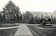 Familienfriedhof Krupp um 1906; links das Grabmal von Alfred Krupp, rechts das seines Sohnes Friedrich Alfred Krupp