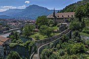 Les jardins en terrasses avec, en arrière-plan, le massif du Vercors.