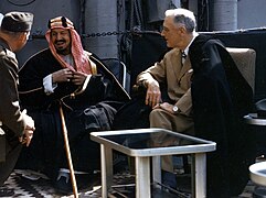Entrevue entre le roi Abdelaziz Al Saoud et le président américain Franklin Roosevelt au milieu du canal de Suez, à bord du croiseur USS Quincy revenant de la conférence de Yalta le 14 février 1945.