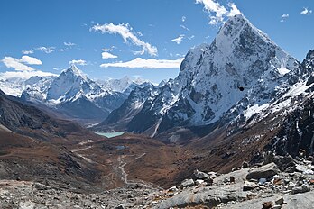 Vista das montanhas Cholatse (6440 m), Ama Dablam (6812 m) e outros picos do Himalaia no vale Chola, Mahalangur Himal, Nepal. Mahalangur Himal é uma seção do Himalaia no nordeste do Nepal e no centro-sul do Tibete, que se estende a leste da passagem Nangpa La, entre Rolwaling Himal e Cho Oyu, até o rio Arun e inclui o Monte Everest, Lhotse, Makalu e Cho Oyu, quatro dos seis picos mais altos da Terra. (definição 4 028 × 2 686)