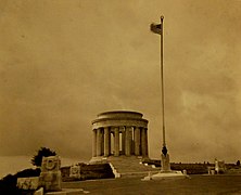 Entre les deux guerres avec son drapeau.