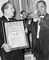 Louis Armstrong recollendo un premio