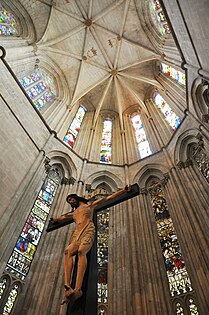 Altar e Nave no Mosteiro da Batalha, Portugal. (Iniciado em 1387)