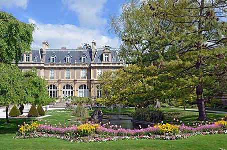 Bibliothèque municipale Robert-Mallet (ancien hôtel d'Émonville) et jardins.